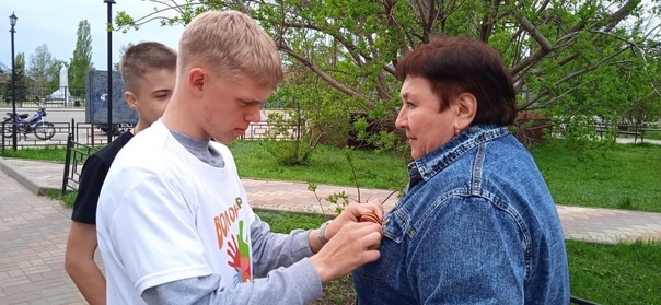 Школьники, работники культуры вышли на улицу, чтобы напомнить всем о подвиге советских героев в годы Великой Отечественной войны.. Школьники, работники культуры вышли на улицу, чтобы напомнить всем о подвиге советских героев в годы Великой Отечественной войны..